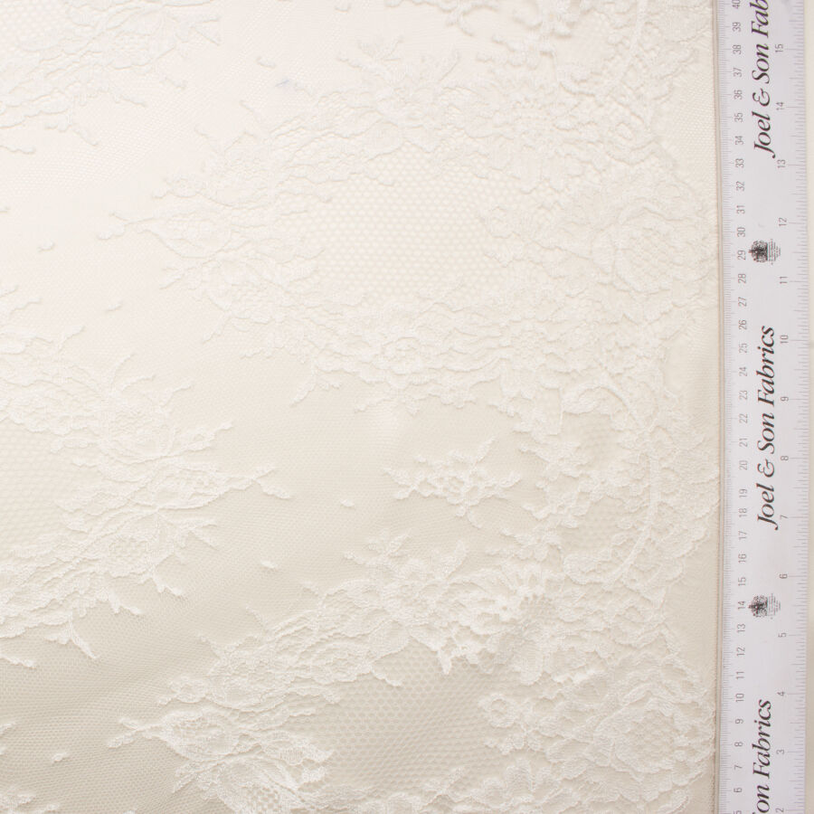 Ivory One Sided Border Chantilly Lace (A 2m Piece)
