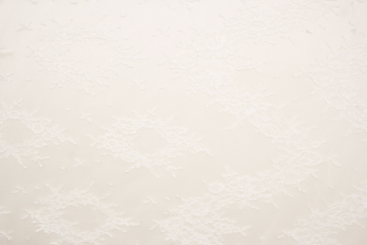 Ivory One Sided Border Chantilly Lace (A 2m Piece)